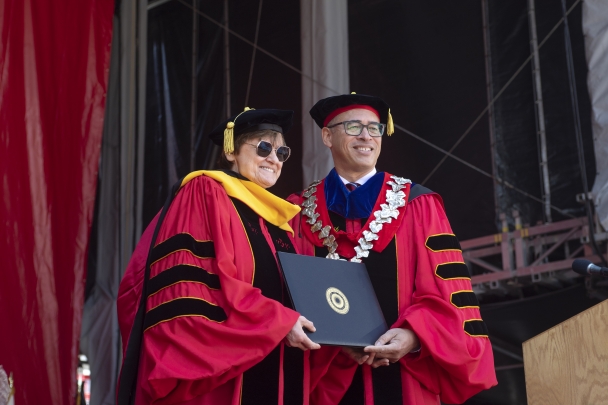 Katalin Kariko receives honorary degree from President Holloway